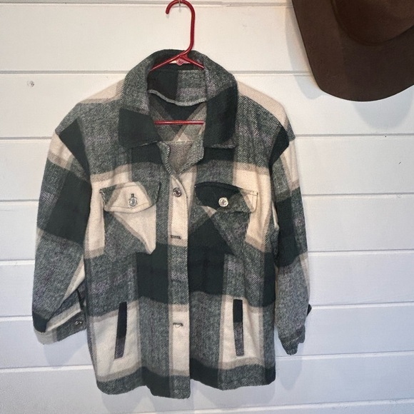 Cute button up shacket with 3/4 sleeve - Picture 2 of 2